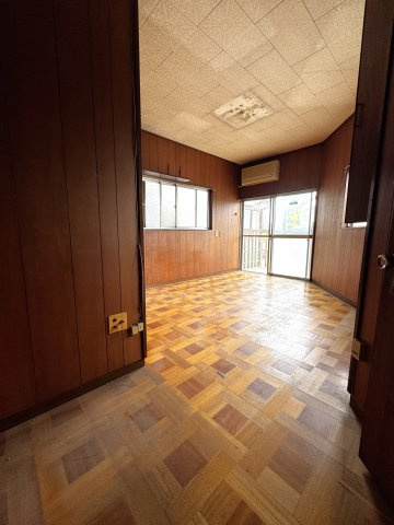 【2階・7.3帖洋室】入口から見たお部屋の様子です。バルコニーに面した大きな窓と、側面の窓から心地よい光が差し込む2面採光のデザイン。主寝室や子ども部屋など、多彩な用途にゆったり使える広さです。