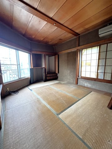 【2階に和室2部屋あり】写真は明るい2面採光の6帖和室。2階にはもう1部屋5.3帖の和室もあり、寝室と客間、または書斎や子どもの遊び場など、ご家族のライフスタイルに合わせて便利に使い分けが可能です。