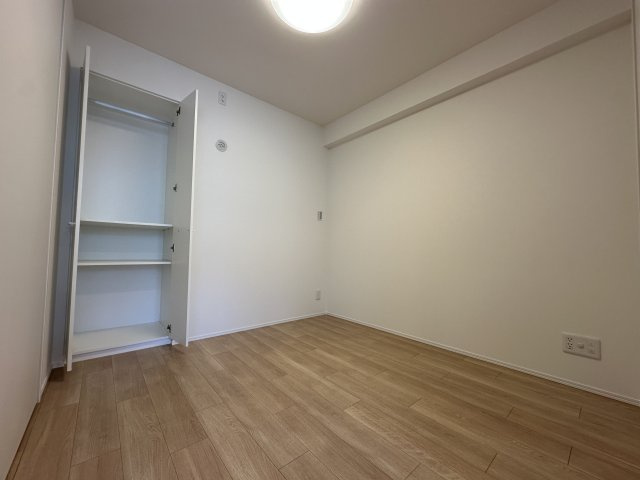 収納がうれしい洋室です。レイアウトしやすいお部屋で、第2のリビングとしても使えるお部屋です。