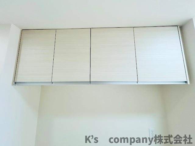 吊戸棚収納があり、普段使いのない調理家電や調理器具などの保管に便利です◇