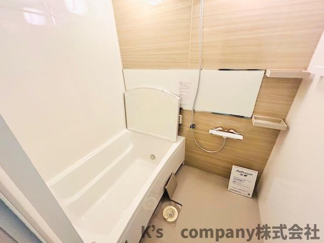 木目調のアクセントパネルが浴室の印象を温かみのある雰囲気にしてくれています◇