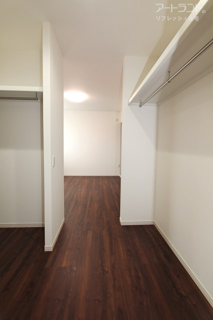 【2階ウォークスルー収納】洋室6.35帖と屋内テラス間にあり、衣類を干す・しまう・着るの動線が楽々♪