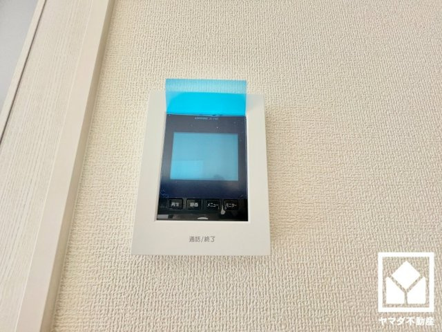 突然の来訪時にも防犯面で心強いモニター付きインターホンを設置。お留守番中のお子様も、室内からスムーズに相手の確認ができます。