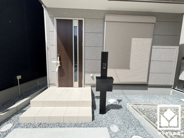 リビングの窓はシャッター付きでセキュリティやプライバシーにも配慮されています。台風などによる飛来物からの保護、また防音・断熱効果もあり居住性を高めます。