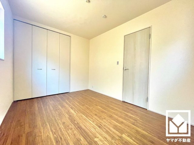 約6帖の2階洋室です。全居室6帖以上のゆとりある居住空間?で、広々お使いいただけます。
