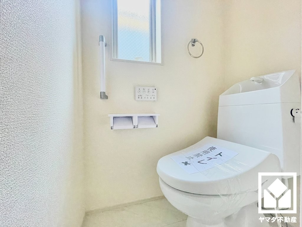 トイレが1階と2階にあるので、朝の忙しい時間帯も混雑を避けられます。温水洗浄便座付きで、季節を問わずいつでも温かい便座をお使いいただけます。