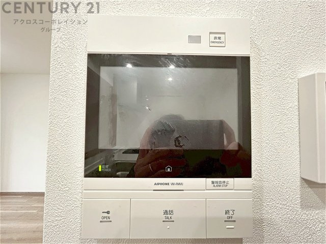 訪問者が来たときにテレビ画面で確認できるため、安心してドアを開けられます。録画機能があるものもあり、留守中に来訪者を記録しておくことができます。利便性が高く、セキュリティ面でも安心です。　