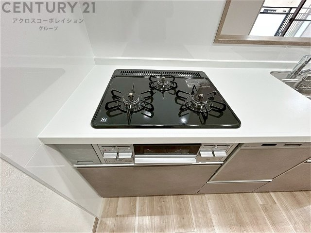 多数の調理器具を同時に使用でき、料理の効率化が可能。省エネで節約になり、様々な料理スタイルに適応できます。また、火力調整が独立しており、手入れや掃除もしやすく、今よりもっとお料理が楽しくなるかも。　