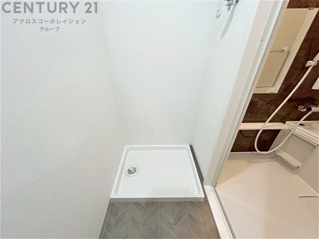 洗濯物の仕分け作業がしやすく、整理整頓が容易になります。洗濯音や湿気を他の部屋に持ち込まず、生活環境を快適に保ちます。上部を活用すれば収納スペースを確保でき洗剤や洗濯用品の整理もしやすくなります。　