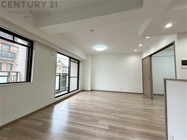 キッチン前のダイニングスペース　カウンターキッチンから料理の受け渡し等に便利です。ダイニングセットを置いても十分な広さを確保。　