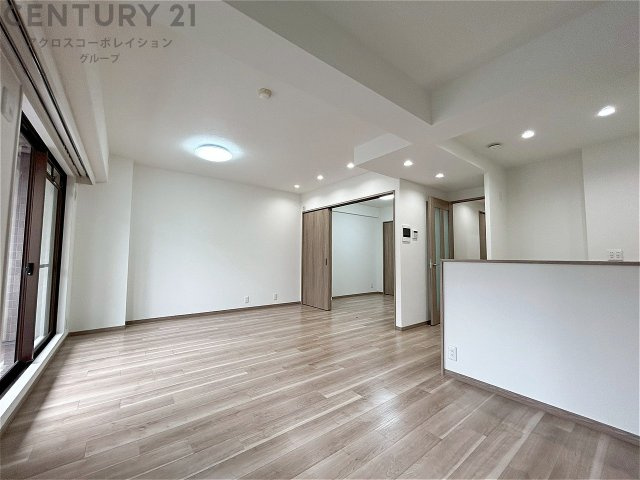 リビングダイニングは家族や友人とのコミュニケーションを楽しむ場所でくつろぎながら食事や会話を楽しめ、多目的に利用できリラックスできる空間です。家庭内の中心として機能し、快適な生活をサポートします。　