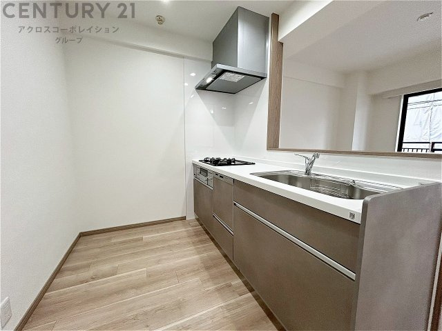 シンプルなデザインと使いやすさを兼ね備えた対面式システムキッチンは、効率的な作業スペースを提供し、家族やゲストとのコミュニケーションを促進します。　