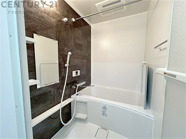 ユニットバスは省スペースでありながら、シンプルな設計と使いやすさを備え、簡便なメンテナンスが可能です。またミラー・小物置き場もあり便利です。　