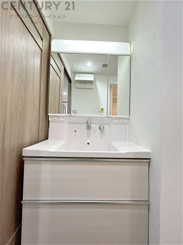 化粧品や洗顔料、歯ブラシなどの必需品をまとめて置ける収納スペースがあり、使用するたびに取り出す手間が省けます。また、水回りのため、濡れても大丈夫な素材が使用されており、お手入れが簡単です。　