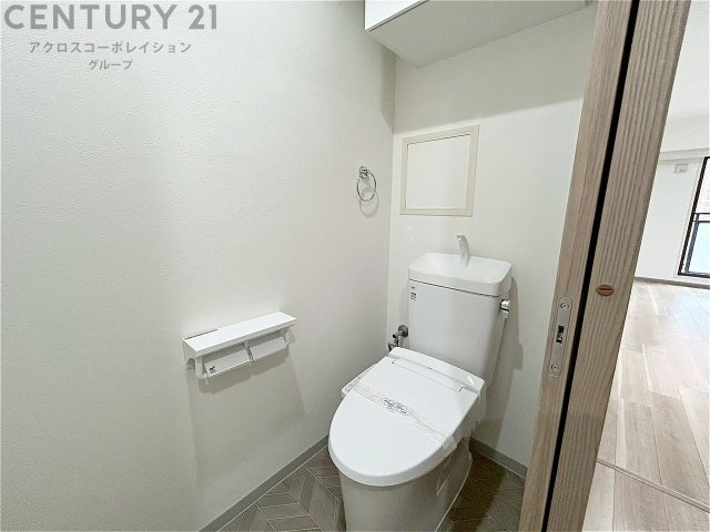 温水洗浄便座付トイレは温水洗浄機能により、暖かい水でおしりを洗浄することができ、冷たい水を使う従来の便座に比べ、温水洗浄機能で暖かいトイレを提供し、快適な使用を可能にします。　