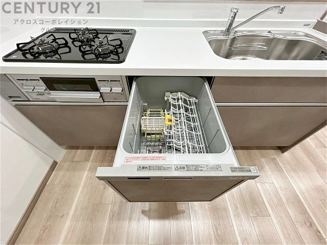 手洗いに比べて時間や労力を節約できることです。また、高温のお湯で洗浄されるため、雑菌や細菌を殺菌する効果もあります。さらに、乾燥機能があるため、手で拭く手間も省け衛生的に保管できます。　