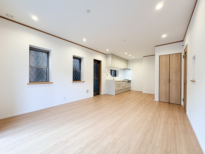 広々としたリビングはソファーなどの家具もラクラク置くことができます。