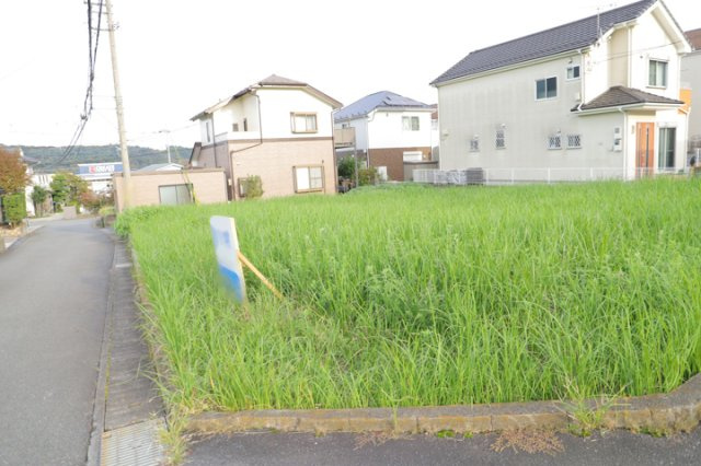 土地の形が極端に長細かったり、狭小地、あるいは道路との高低差がある傾斜地だった場合、後々売ろうとしても買い手がつかない場合もあります。後々、売却することになった時に価値の下がらない土地を選びましょう。