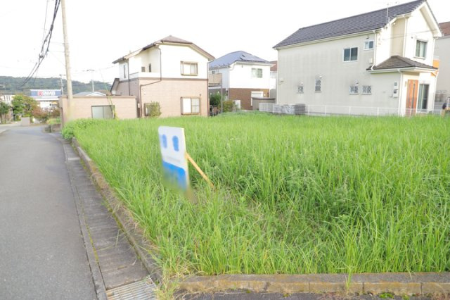土地の面積＝住宅面積ではありません。建ぺい率の問題などで、土地のある場所によって住宅を建てられる面積は限られています。高さもしかり、「土地」という言葉の中には、建築条件も含まれると考えておきましょう。