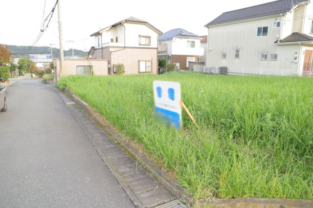 家を建てる場合、方位は要チェックです。現実的に日当たりのよい家ならばリビングは南側、建築基準法でも北側に当たる家への配慮は求められています。土地を見学に行く際は、方位磁針を持って行くようにしましょう。