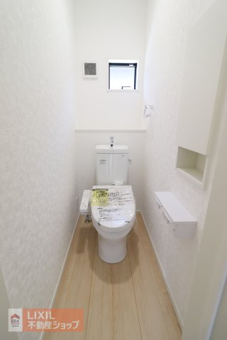 【トイレ／現地完成写真】温水洗浄機能と暖房便座機能が備わったトイレ。便器本体は汚れが付着しにくい表面仕上げが加工されています。タオルリングも標準で設置済です。