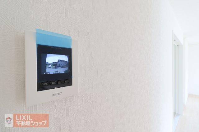 【TVモニター付きインターフォン／現地完成写真】カラー録画機能が付いており、不在のときのご来客確認や、防犯への配慮をしています。夜間の視認性を向上させたタイプです。