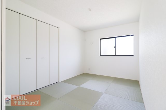 【和室／現地完成写真】LDKに隣接した6畳の和室は、ご来客の際には客間としての利用、お子様の遊ぶスペース、LDKの延長としてのくつろぎ空間、など使い勝手がよいです。