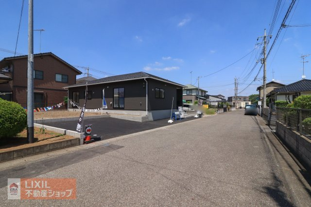 【前面道路／現地完成写真】前面道路は約6.3ｍで、車両のすれ違いや車庫入れが楽です。是非、現地でマイカーの駐車感覚をお確かめになられてください。