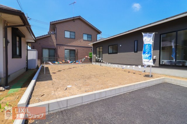 【お庭／現地完成写真】お庭は色々な使い方ができます。駐車・駐輪スペースの拡張、物置を置いて収納力アップ、家族でくつろぐテラスの設置、家庭菜園。現地で想像してみましょう。
