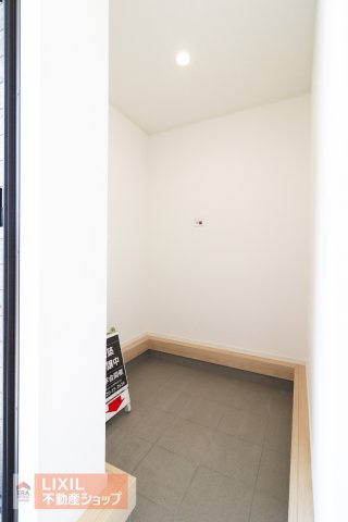 【内装／現地完成写真】玄関ポーチに隣接したシューズインクローゼット。ベビーカー、ゴルフバッグ、アウトドア用品、など。色々と便利な収納です。