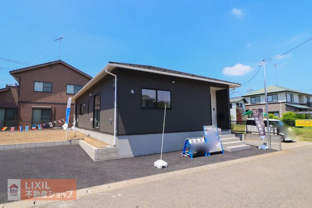 【外観／現地完成写真】1号棟　並列2台　駐車可能。閑静な住宅街に位置する本物件。スタイリッシュで飽きのこない外観です。現地で実際にご覧いただきますと、より実感が沸きます。