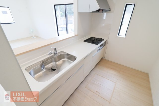 【その他設備／現地完成写真】広々としたシステムキッチン。シンクには便利なシャワーヘッド、伸びるタイプの水栓が標準で設置されています。3クチのガスコンロで、お料理がしやすいです。