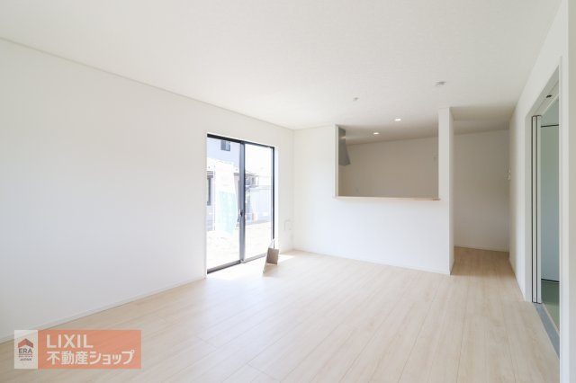 【リビングダイニング／現地完成写真】明るい日差しの入るリビングは家族団らんの場所にはピッタリです。リビングのどこにいてもキッチンにいるご家族と会話ができます。