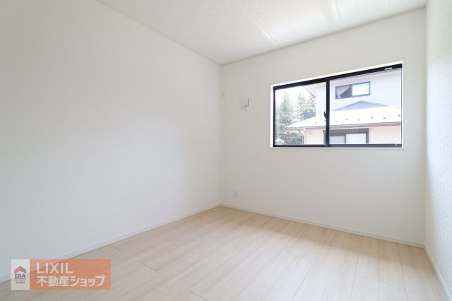 【子供部屋／現地完成写真】1階の洋室です。クローゼットがついていますので、学習机、ベッドを設置すると、子供部屋としてはちょうど良いサイズかと思われます。現地でご確認ください。