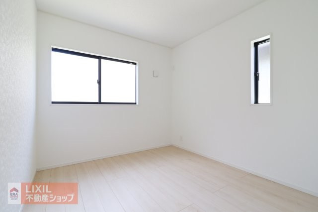 【寝室／現地完成写真】1階の洋室です。クローゼットがついていますので、学習机、ベッドを設置すると、子供部屋としてはちょうど良いサイズかと思われます。