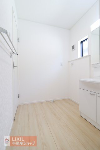 【脱衣場／現地完成写真】浴室の前にございます脱衣場は、ゆったりとしています。脱衣場への目線対策として天井にロールスクリーンを設置するご提案もいたします。