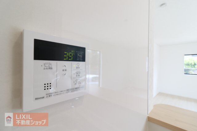【温水設備／現地完成写真】LDKから操作できる給湯スイッチです。操作しやすく、見やすいパネルタイプを採用しています。