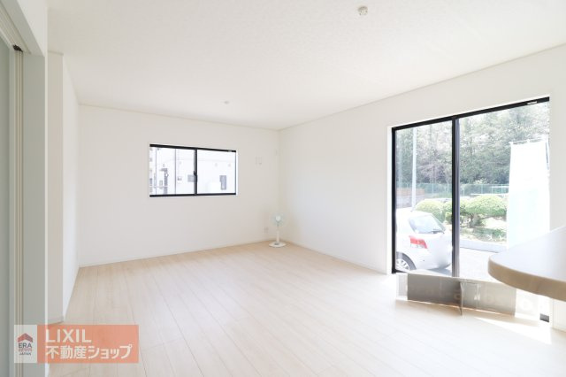 【リビング／現地完成写真】明るい日差しの入る17帖のリビングは家族団らんの場所にはピッタリです。リビングのどこにいてもキッチンにいるご家族と会話ができます。家具をおいてもゆとりがある広さです。