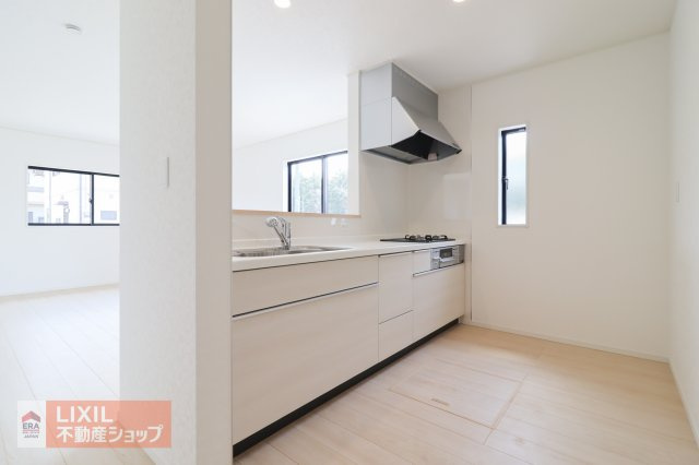 【キッチン／現地完成写真】対面式キッチンカウンターでご家族とふれあいながら料理が出来ます。スライド収納で大きな調理器具もラクラク収納できます。作業スペースも余裕をもった設計で、便利です。