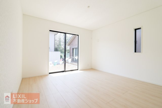 【洋室／現地完成写真】8帖の洋室は、主寝室にピッタリです。南に面した窓により日当たり良好。クローゼットがありますので安心の収納量。