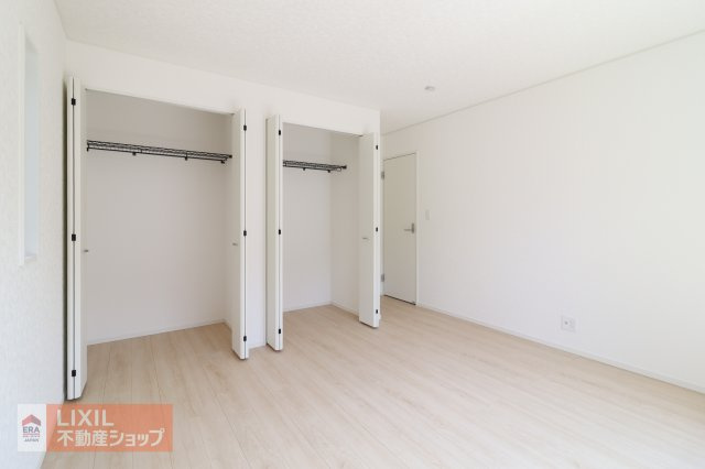 【収納／現地完成写真】奥行のあるクローゼットが居室についています。大容量の収納ラックなどを置くこともできますので、お荷物の量に合わせて利用することが可能です。