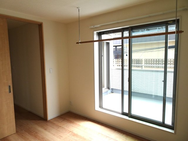 部屋にはクローゼットを完備しています収納が多いお家はすっきりして快適空間です。　広い収納は奥様にとってお掃除も少し楽になりますね、嬉しいですね。　