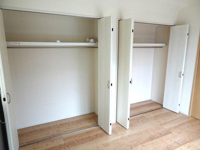 部屋にはクローゼットを完備しています収納が多いお家はすっきりして快適空間です。　広い収納は奥様にとってお掃除も少し楽になりますね、嬉しいですね。　