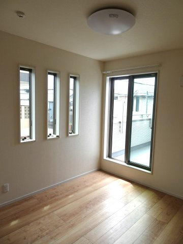 部屋にはクローゼットを完備しています収納が多いお家はすっきりして快適空間です。　広い収納は奥様にとってお掃除も少し楽になりますね、嬉しいですね。　