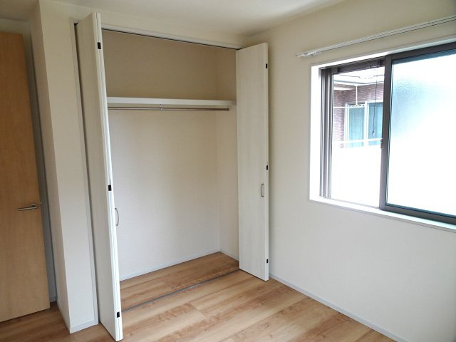 部屋にはクローゼットを完備しています収納が多いお家はすっきりして快適空間です。　広い収納は奥様にとってお掃除も少し楽になりますね、嬉しいですね。　