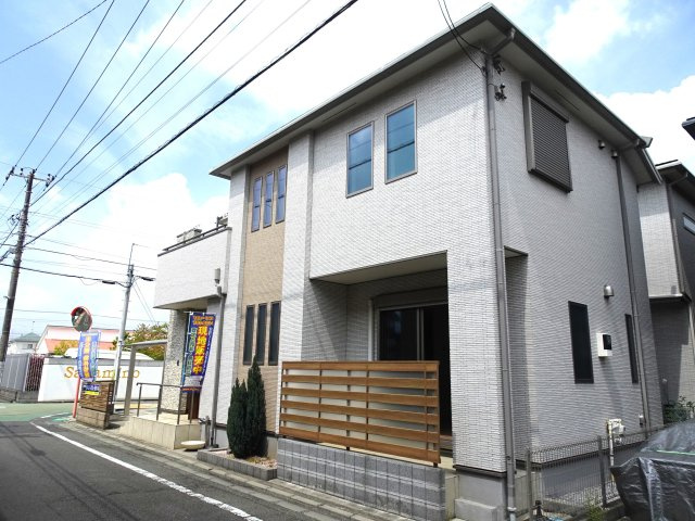 土地　120.16？　建物　96.05？　4LDK　現地の周りは、閑静な住宅地になり車の通りも少ない住宅地です。小さなお子様がいるご家族にも安心です。