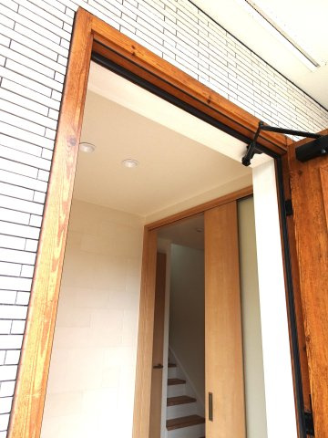 玄関に備え付けのシューズボックス。収納力でご家族の履物もすっきり収納できます。　片付けが楽になる豊富な収納は、日々のストレス軽減にもつながります。　散らかりがちな玄関もスッキリの玄関収納付　