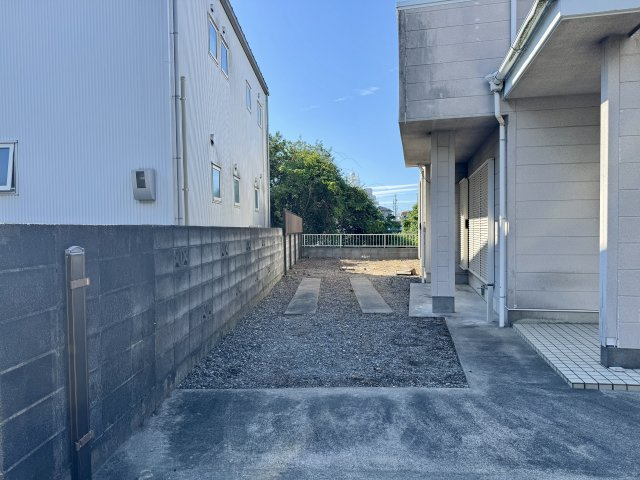 物件入口を撮影しました。駐車スペースや庭に続く通路になっております。（縦列2台以上可車種による）