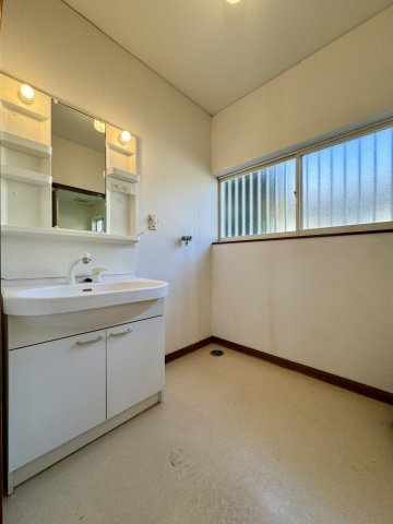 洗面室も広々！お子様と一緒に身支度しても圧迫感を感じません！窓もあり明るく、換気も十分できますよ！　