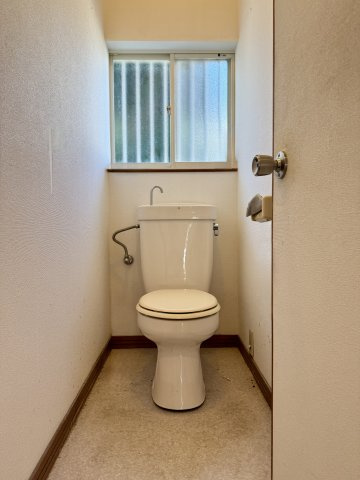 落ち着きを感じながらも、温かみがあるコンパクトなトイレです！　